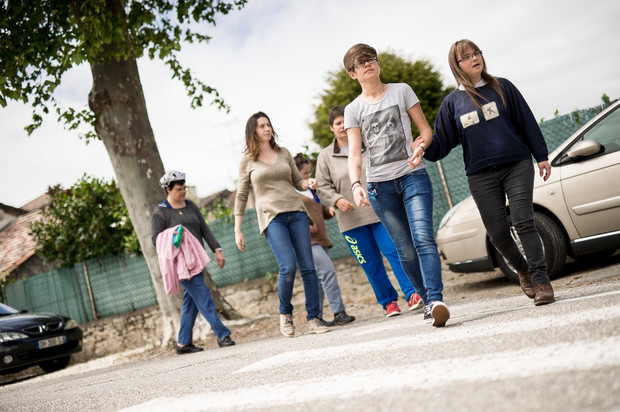 jeunes gens marchant dans la rue handicap mental