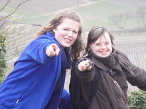 femme-handicapee-mentale-dans-la-campagne